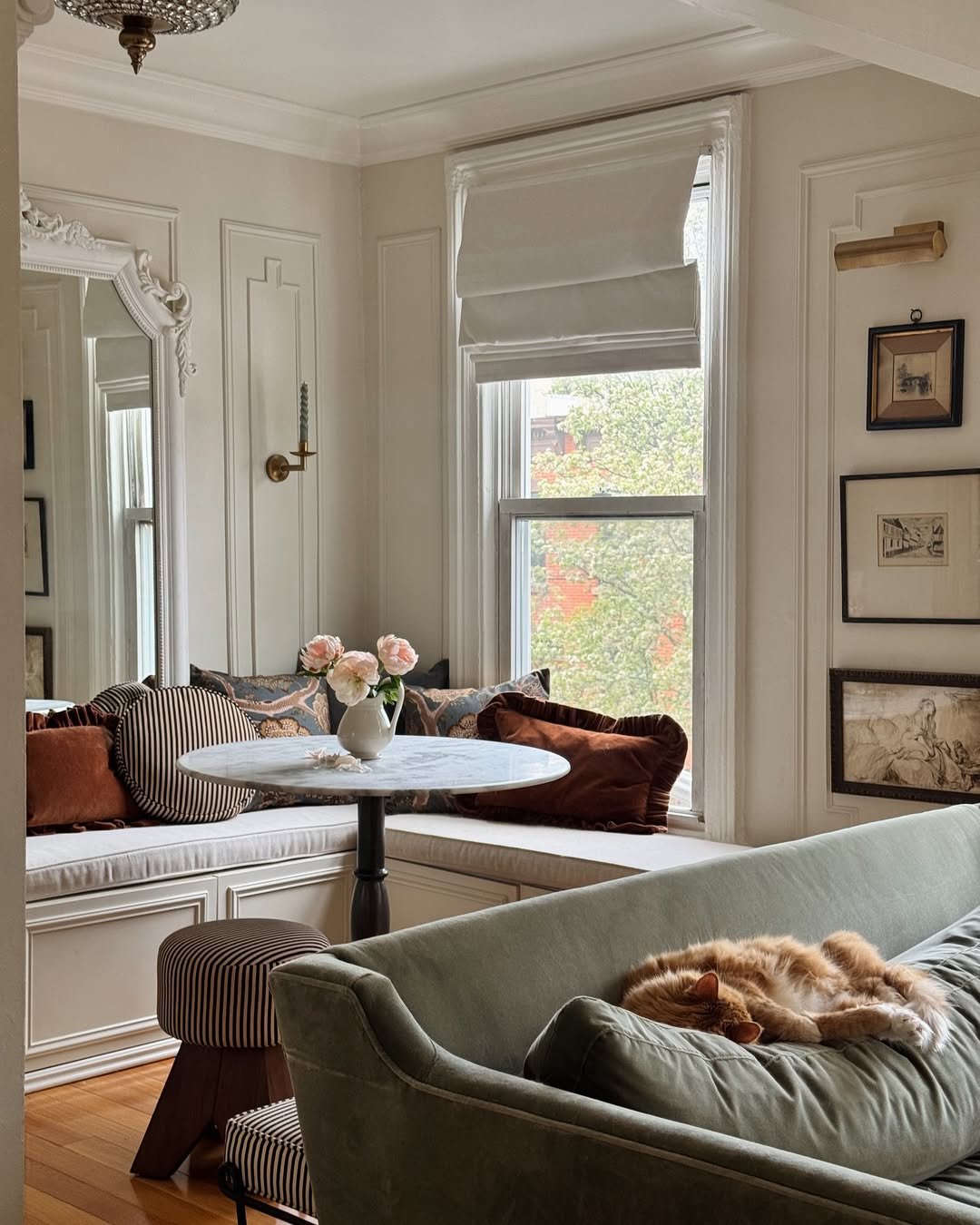 Mix Modern and Vintage For Lounge Room