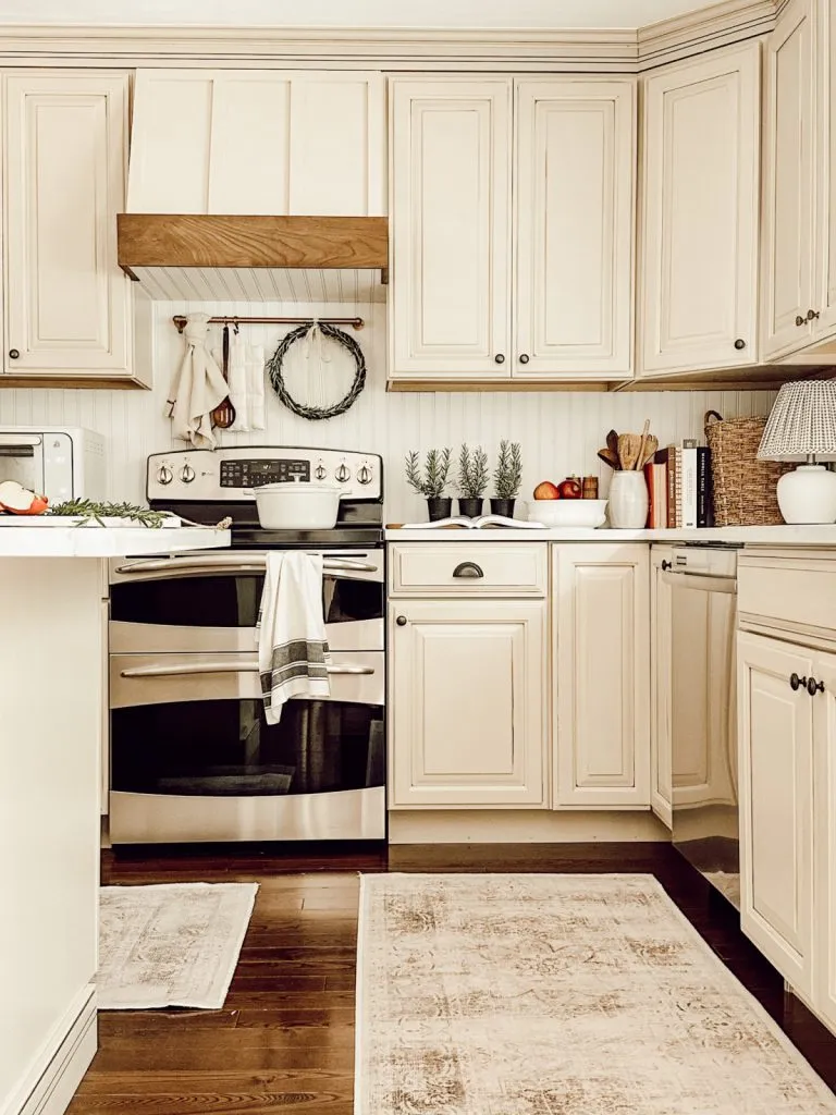 Create Functional Vignettes in stylish was Decorate Your Kitchen Counters
