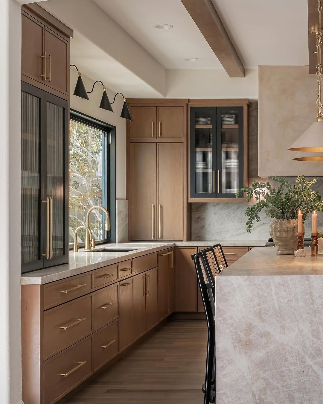 Metallic Accents in stylish ways decorate your kitchen counters 
