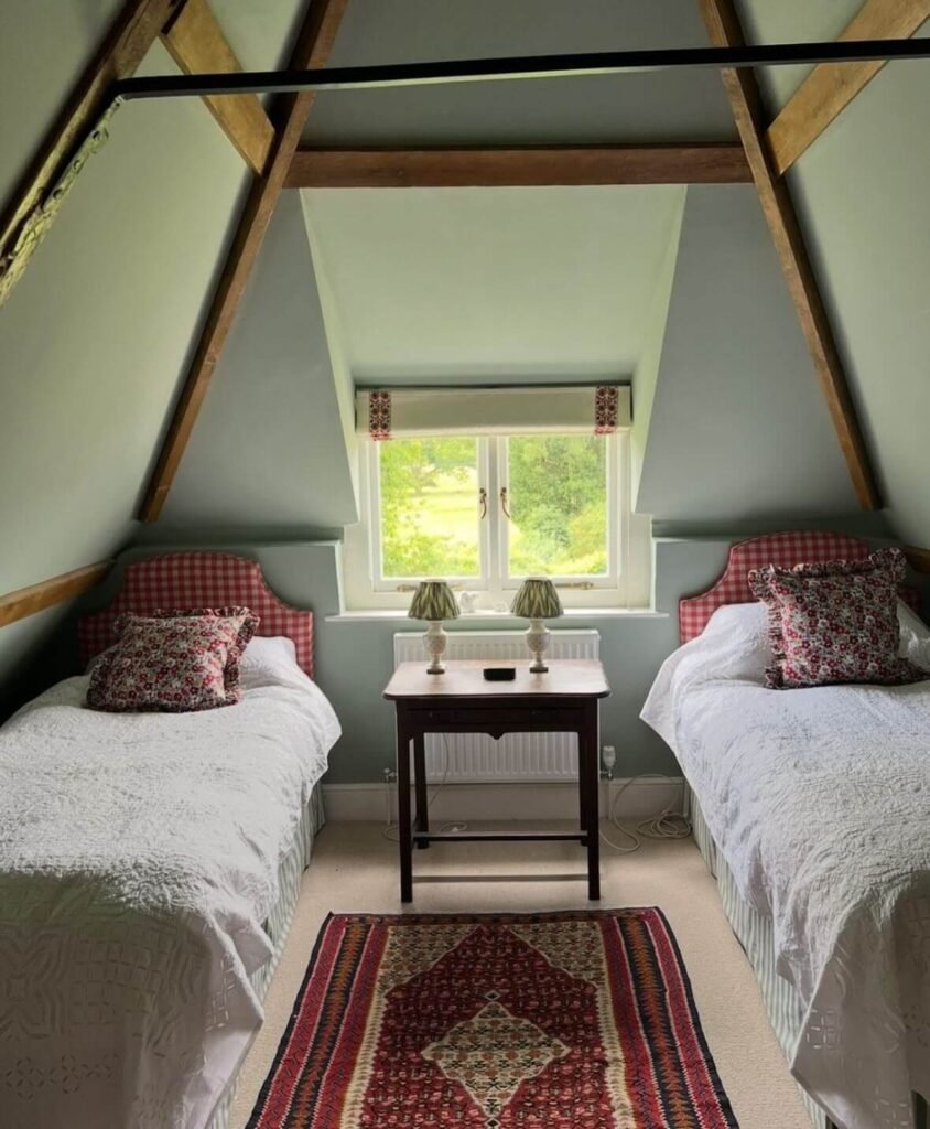 Classic Country Twin Low Attic Bedroom Ideas