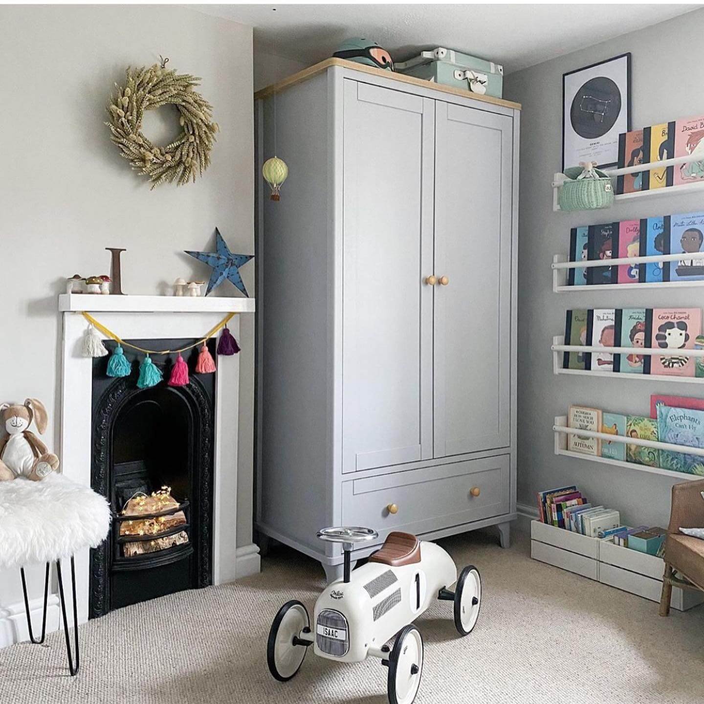 Kids’ Room Organization Vertical Book Rails for a Stylish Reading Nook