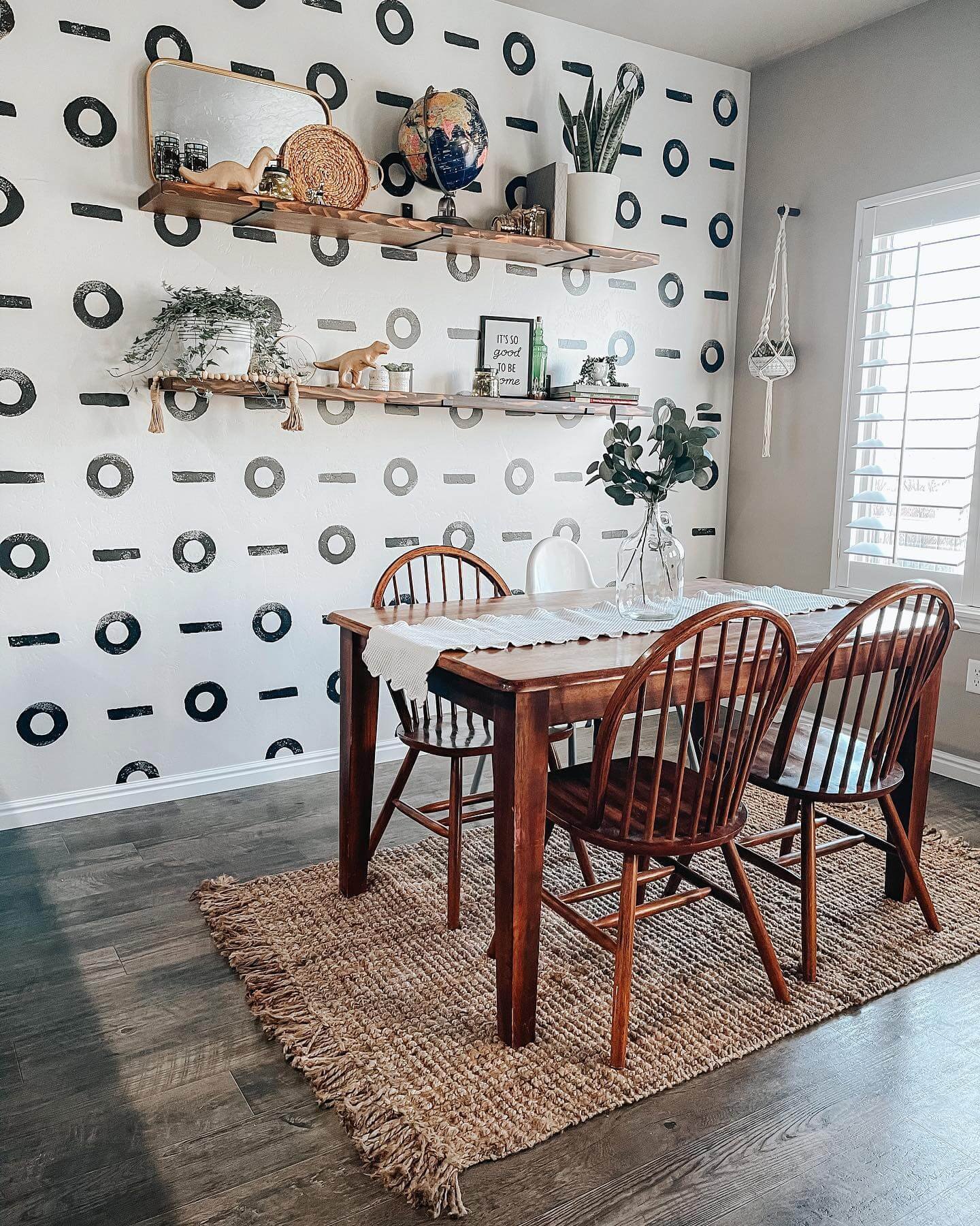 Bold Accent Wall for Small Dining Room 