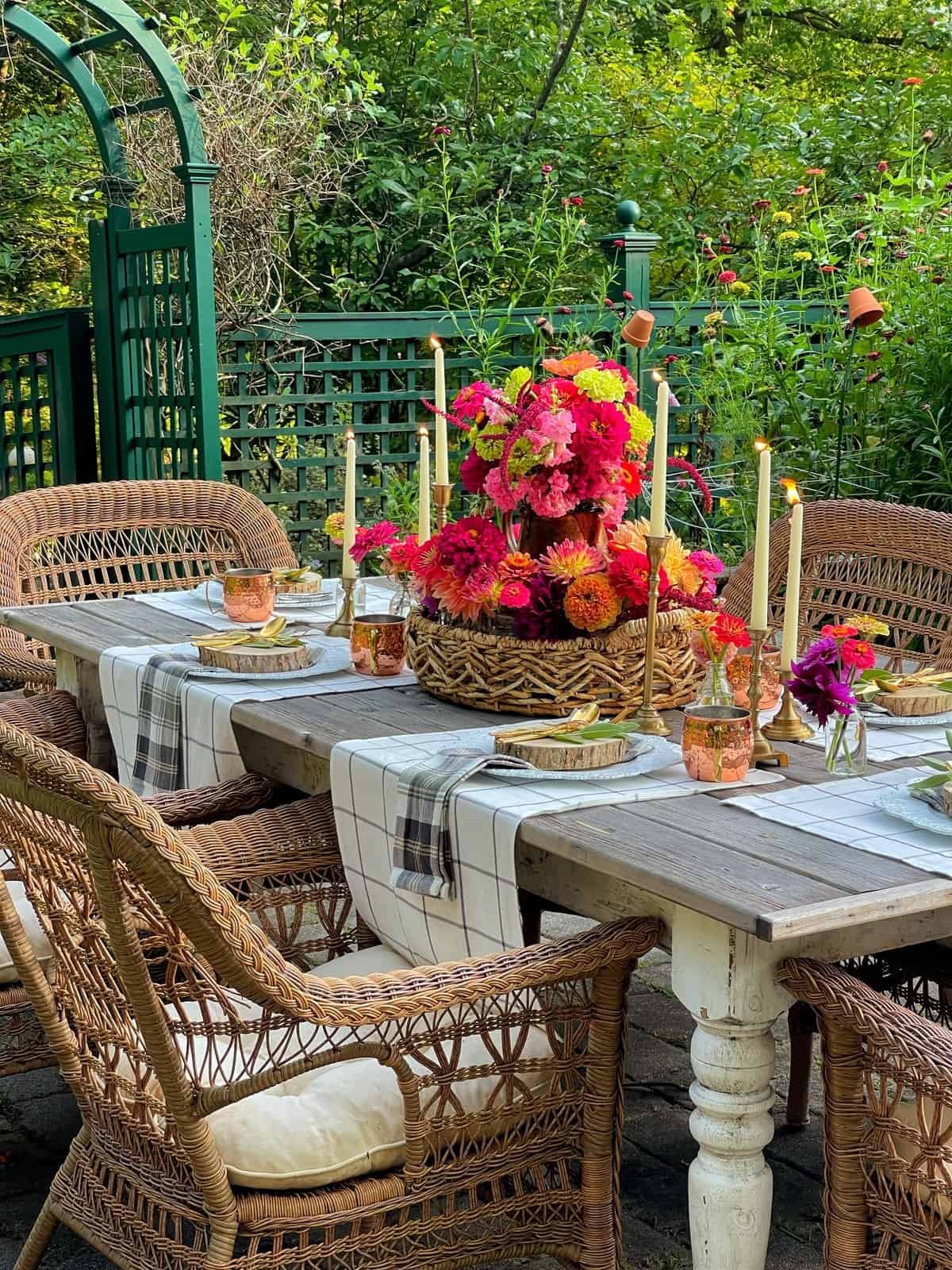 Cozy Outdoor Dining Table Decor Ideas