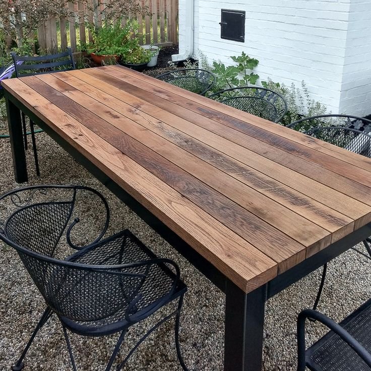 15 Cozy Outdoor Dining Table Decor Ideas for Memorable Family Gatherings! - 6. Seasonal Blooms