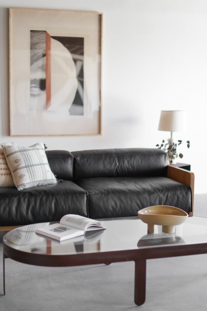 20+ Black Leather Sofa Living Room Decor Ideas That Will Wow Your ...