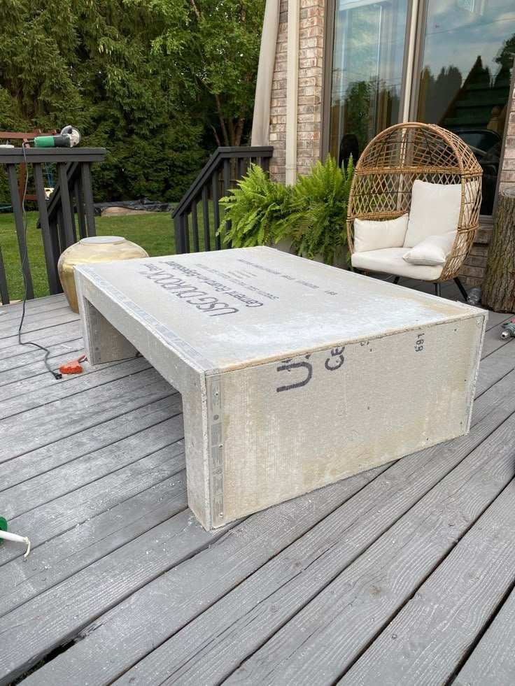 Wooden Pallets for Outdoor Coffee Table Decor