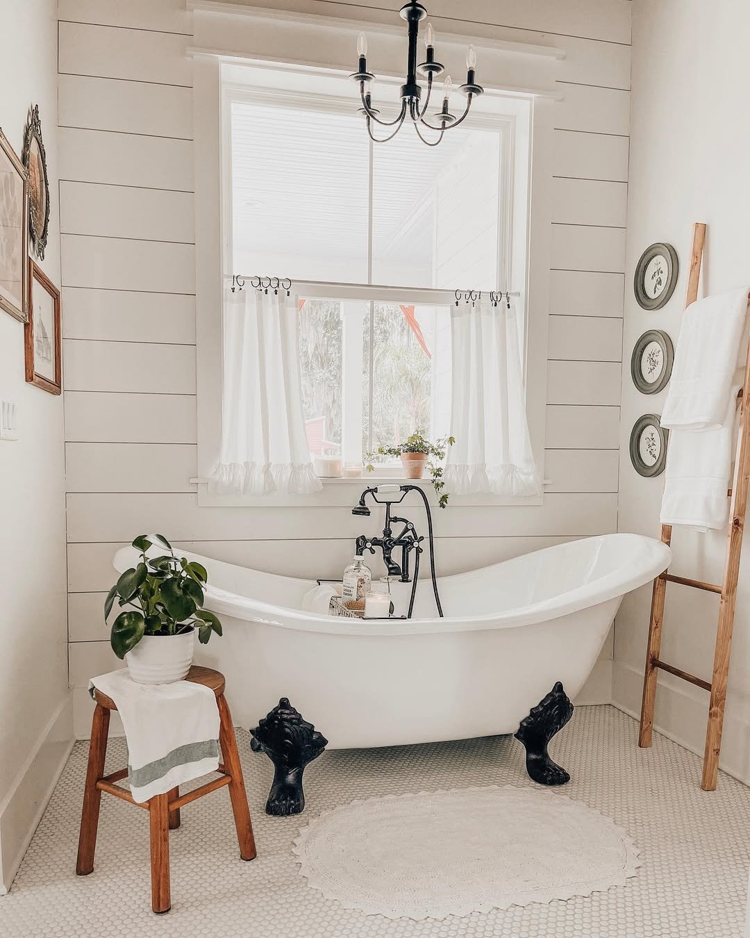 Freestanding Clawfoot Tub for French Farmhouse Bathroom