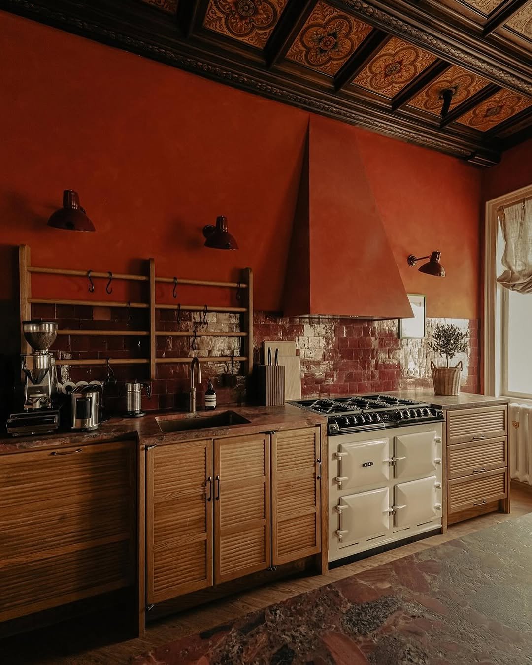 Monochromatic Arrangement for Kitchen Counter Styling