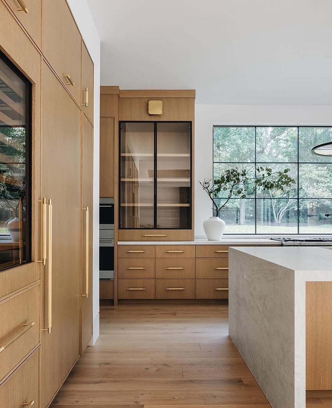 Natural Elements Integration for Kitchen Counter Styling