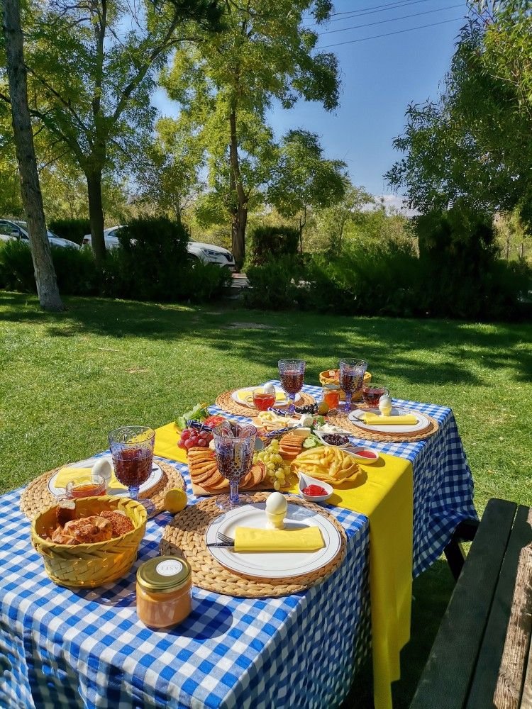Picnic Table Décor Ideas
